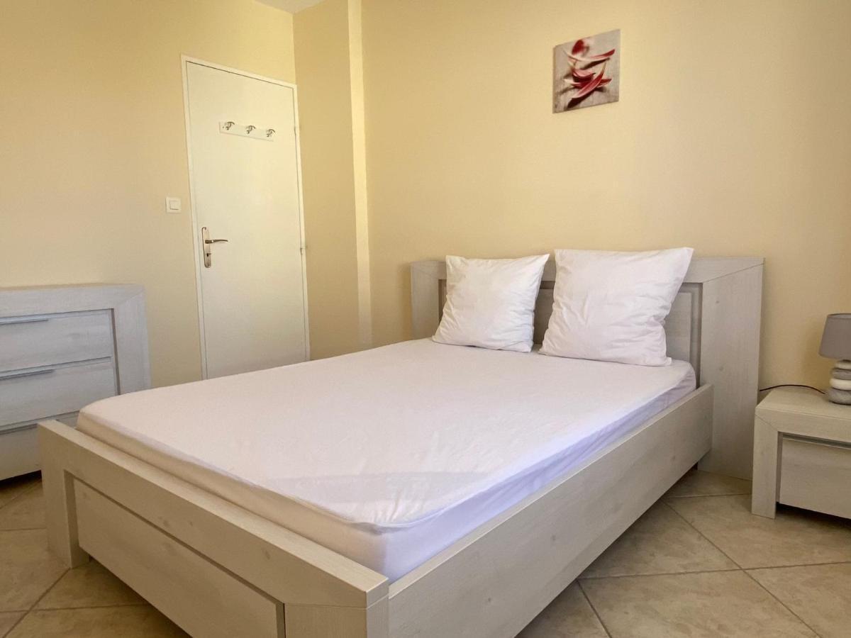 Les Locations Cinaureva "Les Iles D'Or" Apartment La Londe-les-Maures Bagian luar foto